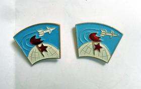 70年代老旧徽章：火箭手 徽章 两个（长2.1厘米，宽1.5厘米）