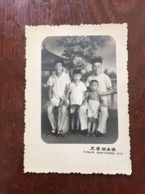 1962年天津劝业场照相馆拍摄家庭合影老照片一张