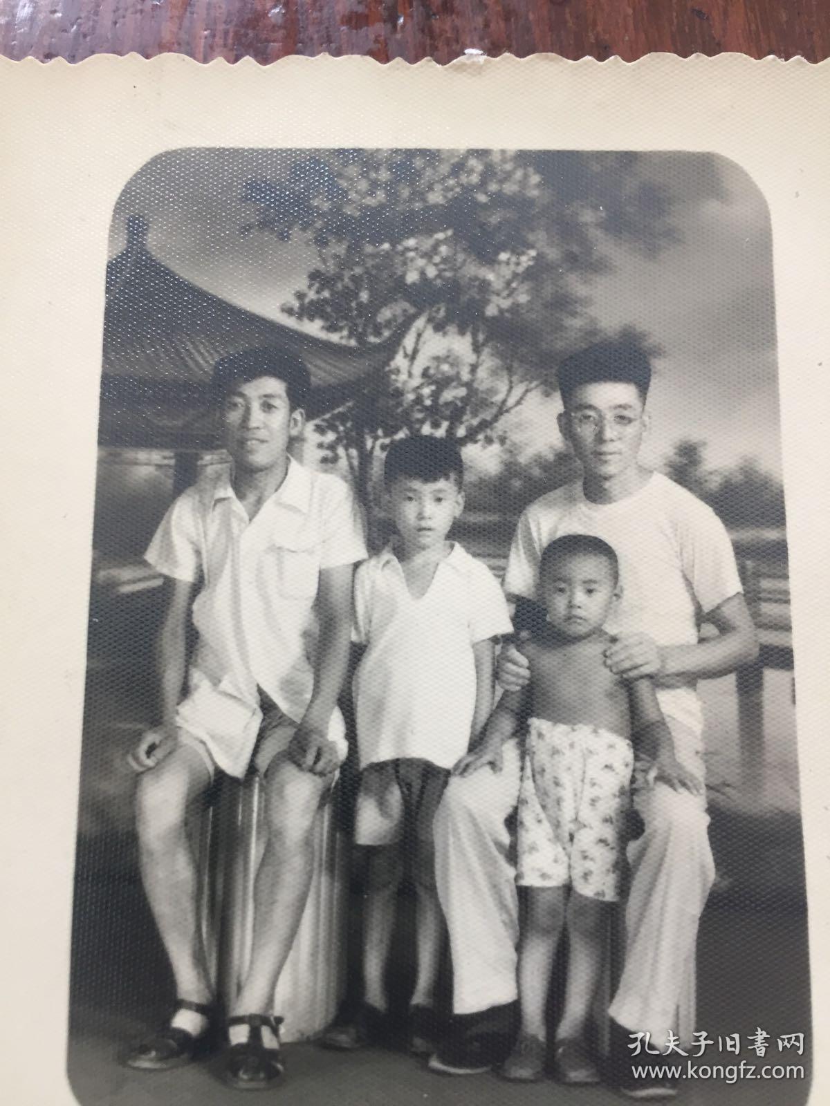 1962年天津劝业场照相馆拍摄家庭合影老照片一张