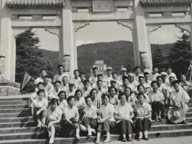 建国早期1959年上海教育工会参观中山陵合影（旗帜上有上海标识）