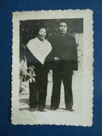老照片  周恩来与邓颖超合照