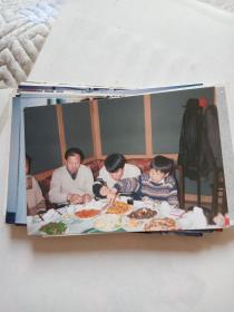 彩色照片【3人在吃饭】
