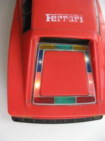《红色法拉利超跑玩具车》（大尺寸，大灯和雨刷器及后面通电都有闪灯）（塑料材质为主）