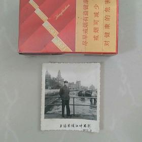 照片，1977上海黄浦江畔留影