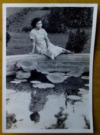 老照片：旗袍美女，池塘边的倒影——对称之美。【 三线——皖南基地——上海人那些事、那些人系列】