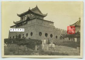 民国始建于1930年山东青岛水族馆主建筑全景老照片，曾被蔡元培先生誉为"吾国第一" 。泛银。8.5X6厘米