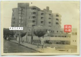 民国山东青岛八大关汇泉湾畔青岛东海饭店近景老照片,始建于1936年, 当时北方设备最完善、最豪华的假日旅馆