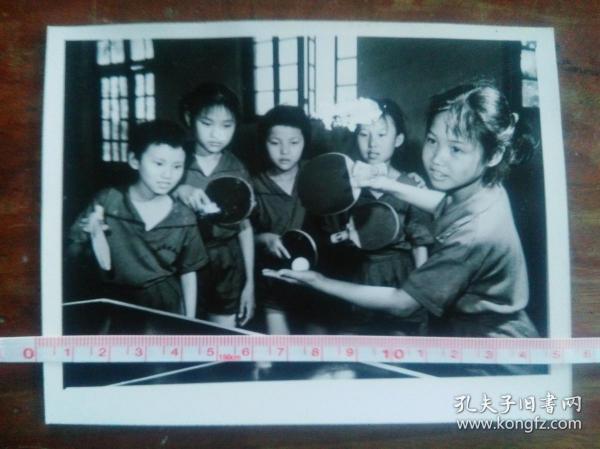 广西 玉林镇 青少年业余体校的乒乓球小将在一起切磋球艺 ——祖国花朵向阳开（“六一”专稿）8