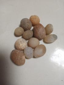天然玛瑙原石一堆，可以做珠子，未经人工打磨，喜欢的来，售出不退。标的是一颗的价格。
