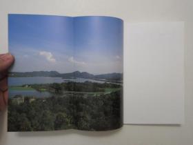 《西湖景点故事》，彩色连环画全10册，硬盒装，2000年版一印，。全新库存，非馆藏，从未阅，全新全品，每一册封面全新板硬无任何折痕。浙江人民美术出版社2000年5月第二版、2000年5月一印