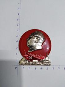 异型章毛主席像章朝左头像稀缺五大革命历程直径5.8厘米红章
