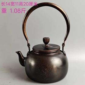 乡下收来紫铜壶一把，壶以精铜铸造，手工雕刻，栩栩如生，壶色稳重深沉，匀净醇美，无以复加年久沧桑，保存完整，实属难得，实乃精品，不可失之wby邮费自理