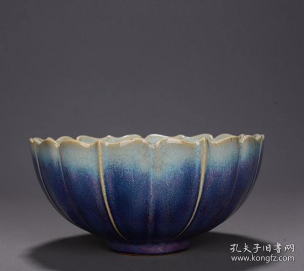 宋。
张字款识钧窑茄皮紫莲花碗