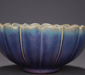 宋。
张字款识钧窑茄皮紫莲花碗