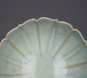 宋。
张字款识钧窑茄皮紫莲花碗