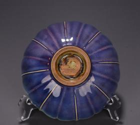 宋。
张字款识钧窑茄皮紫莲花碗