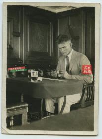 民国时期S.S.JungChow (江洲号轮船?)的吸烟室里，一个外国男子用扑克牌算命算卦占卜老照片