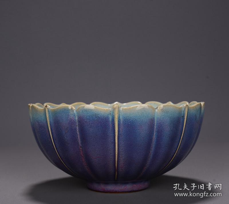 宋。
张字款识钧窑茄皮紫莲花碗