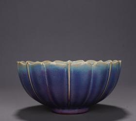 宋。
张字款识钧窑茄皮紫莲花碗