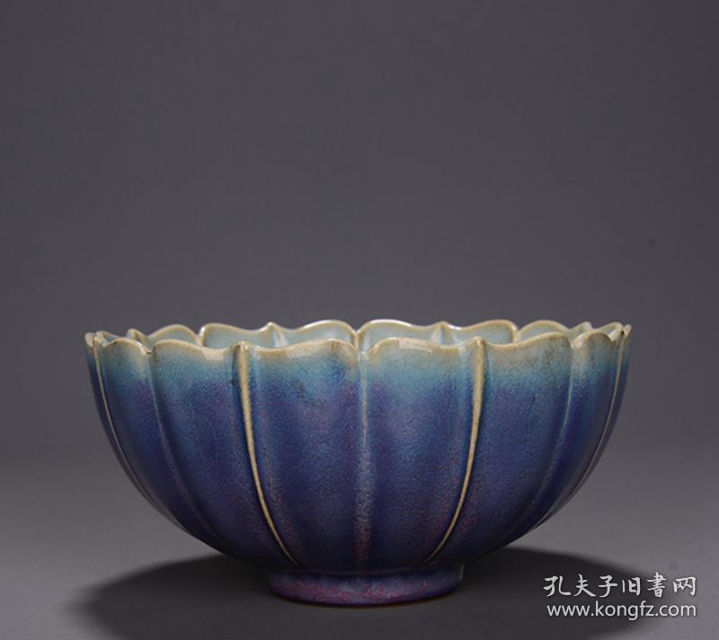 宋。
张字款识钧窑茄皮紫莲花碗