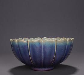 宋。
张字款识钧窑茄皮紫莲花碗