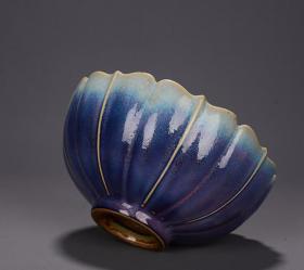 宋。
张字款识钧窑茄皮紫莲花碗