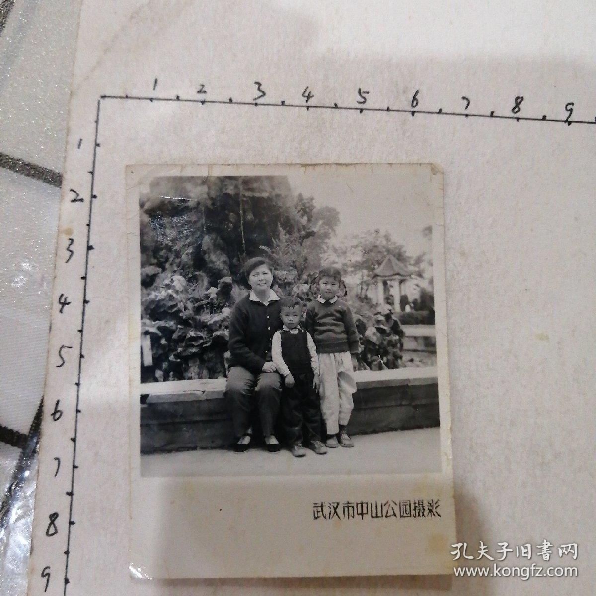 妈妈与子女中山公园合影