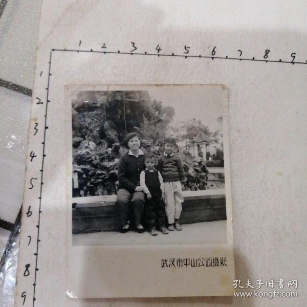 妈妈与子女中山公园合影