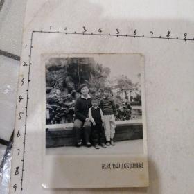 妈妈与子女中山公园合影