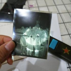 三军人北海留念照底片（军大衣棉帽）