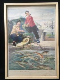 #每日一更#70年代年画塞北江南 品相如图 尺寸对开 颜色柔和漂亮 题材代表性 表现人们对生产生活的美好向往
关于老年画的说明：虽说纸寿千年，但在时光中穿行，多少会留下岁月的痕迹，以纸质为介质的年画在实际存放过程中，多多少少都会出现有轻微的裂口或边缘有褶皱的情况，都属于难以避免的情况；2.有的年画属于库存年画，可能有个一张两张，品相都在伯仲间，发货随机发；3.图片为配框后自然光实物拍摄，标价不含框