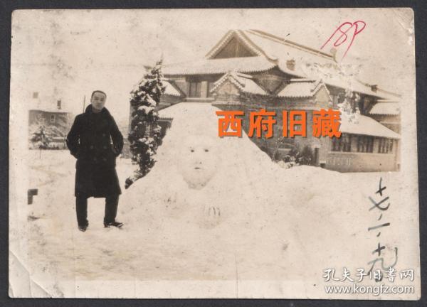 民国老照片，1928年南京金陵大学老照片，雪后的金陵大学礼拜堂前堆起的雪人留念照