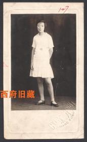 民国老照片，杭州月溪照相馆，1940年裙装女子老照片