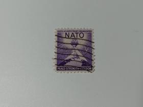 美国邮票 3分 NATO北大西洋公约签署3周年 1952年 高举火炬 和平力量自由，寓意成员国在集体防务和维持和平与安全方面共同努力，促进北大西洋地区的稳定和繁荣。  北大西洋公约组织，简称北约组织或北约或音译为那图，是美利坚合众国与西欧、北美主要发达国家为实现防卫协作而建立的一个国际军事集团组织。