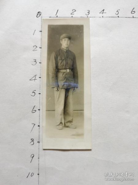 老照片：一位扎皮带的解放军战士留影、背面有签赠字迹、1965年、尺寸：3×8.4cm、见书影及描述