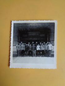 **特色照片 知识青年在“毛泽东思想学习室”前的集体照（横幅挂的是：坚持知识青年上山下乡的正确方向）【6×6】