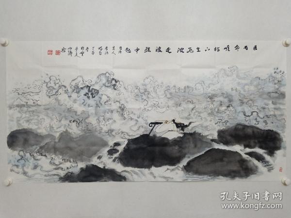 保真书画，张守涛先生四尺整纸山水画精品一幅，构图独特，意境超然！尺寸69,5x138㎝，张守涛又名首涛，雅宝堂主人。45年生于北京，祖籍山东黄县后移居河北唐山。早年师从山水画大师胡佩衡先生，就学于中央美术学院美术史系。现任北京中国画研究会会长、中国美术家协会会员、中央书画院院士、中国美术家协会荣誉理事、北京大学客座教授。是我国的著名画家，美术理论家，教育家。