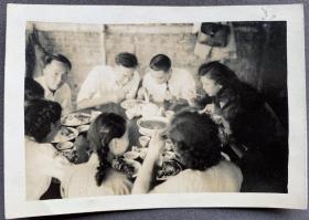 民国时期 聚餐的文人青年男女 原版老照片一枚