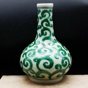 明绿彩卷草纹胆瓶