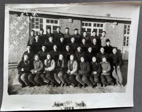 1973年 团结民兴学校73届初中毕业师生合影照一张（尺寸：12.5*15.5cm）