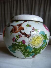 民国梅子文制粉彩花鸟纹瓷罐 手绘的花鸟十分精美，活灵活现