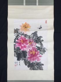 悟定是吾身：“虫草圣手”（潘君诺）高足、著名画家（庄芹）（天香）精品一轴：此作酣畅淋漓重色疾笔精写牡丹，枝叶遒茂，花朵娇丽；细勾蝴蝶一只飞舞花间，鲜亮明艳。整体栩栩如生、动静相宜。虽沿传统绘画题材，而画家用笔、设色、布局均不落俗，实其师（潘君诺）先生“师法造化而抒己之情，物我一体，学先人为我所用，不断创新”之艺旨体现。潘老生前几近湮寞然其志不移，其与门人笔下精灵是对大千世界的无限热爱和真情讴歌。