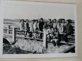 无锡中织男篮在太湖渔庄合影（背后有人名）