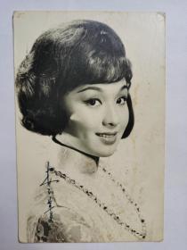 李菁，照片一张，中国香港电影女演员。1965年凭借电影《鱼美人》被誉为“娃娃影后