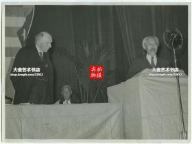 1938年7月国际和平运动在法国巴黎召开国际大会，主题是反对空中轰炸不设防城市，中国代表，北京大学校长李煜瀛（又名李石曾）发言老照片。同时蒋介石也致电世界反轰炸不设防城市大会，谴责日军飞机轰炸广州及其他城市。李煜瀛是河北高阳人，中华民国时期著名教育家，故宫博物院创建人之一，国民党四大元老之一，私立南通大学首席校董。