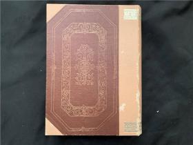 【明治文学研究文献总览】1册全，冈野他家夫著。卷前有收录多种明治文学杂志单行本书影。全书分文学史与文学评论部、评传之部、作品之部、杂志之部、文学者研究文献、主要文献年表、索引等。收录的书刊有的录有各期目录与简要解说，四十年代原版