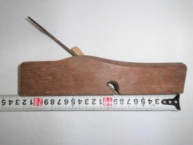 老木工工具刨子一个，可以正常使用，木质颜色很漂亮，货号3号