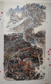 王如何   又名谷声，男，1944年12月生，山西原平人。斋号云中北屋。国画家，一级美术师。1969年毕业于山西大学艺术系美术专业，后入浙江美术学院中国画系深造。省美术工作室创作员，山西美术院创作员，现为中国美术家协会会员，中国书画艺术委员会艺术委员，中央文史研究馆书画院研究员，山西省文史研究馆馆员，山西省美协理事，山西省美协山水画学会副会长，