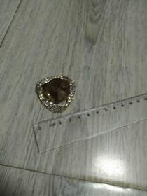 镶钻 靓丽   卡子

长4.5厘米、宽3厘米   大约尺寸

实物拍摄

现货

价格：20元