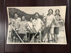 七八十年代 新闻社出版原版照片 青年男女下乡农作照片一张